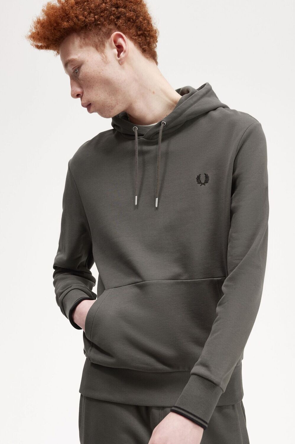 FELPA TIPPED HOODED FIELD GREEN FRED PERRY