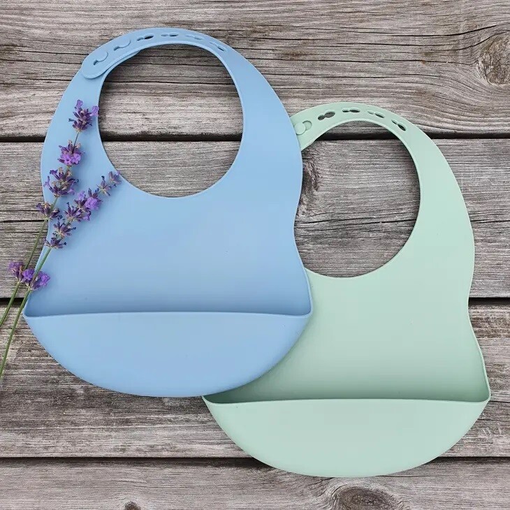 2 siliconen slabbetjes groen-blauw