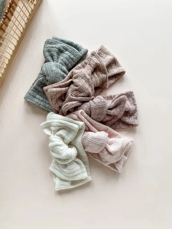 Gebreide haarband met strik. Hazelnoot. 6-12m Gebreide haarband met strik. Hazelnoot. 6-12m