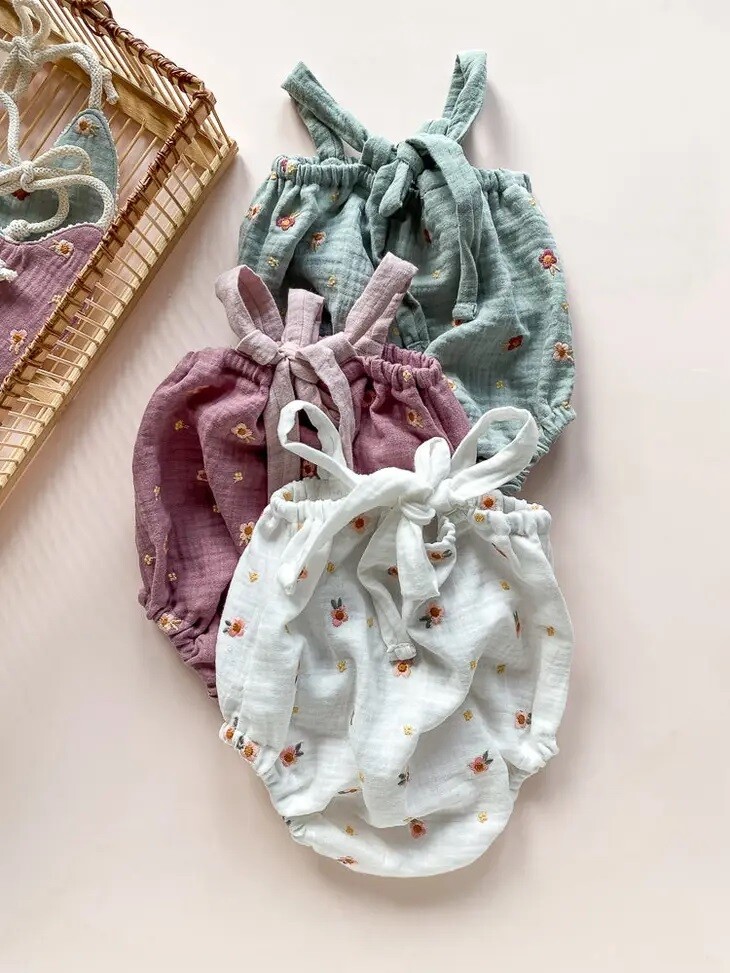 Romper/onesie van mousseline met borduursel. GROEN. 1-3m