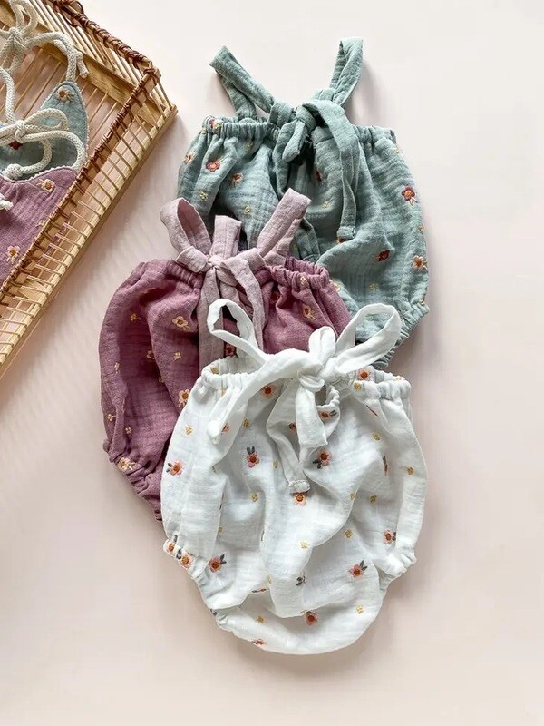 Romper/onesie van mousseline met borduursel. GROEN. 1-3m