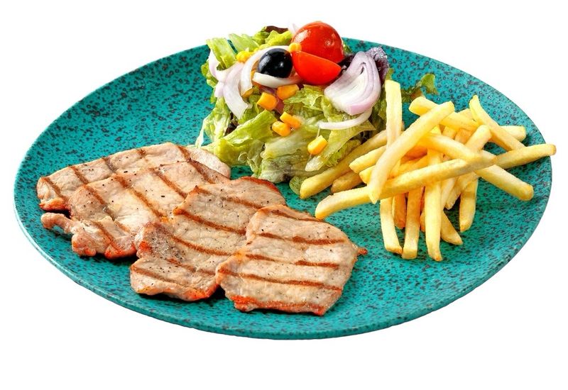 Plato 1: Cinta de lomo, papas y ensalada