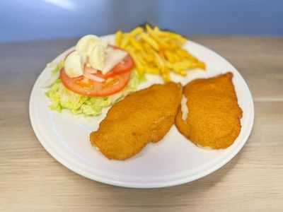 Plato 12: Pollo empanado, papas y ensalada