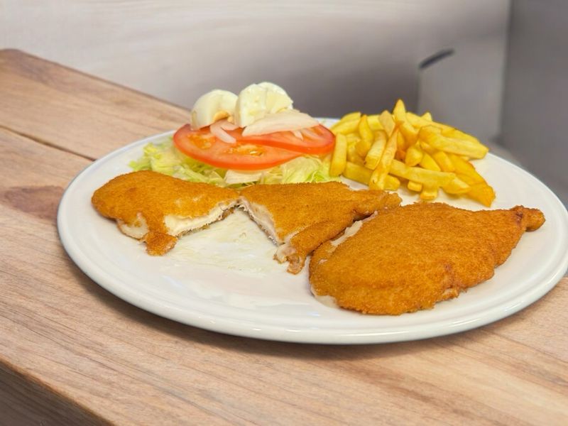 Plato 9: Pechuga villaroy con papas o ensalada