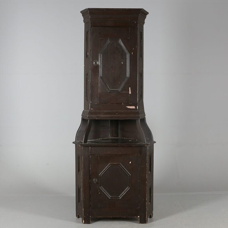 Platz ist in der kleinsten Ecke........Eckschrank von 1760!