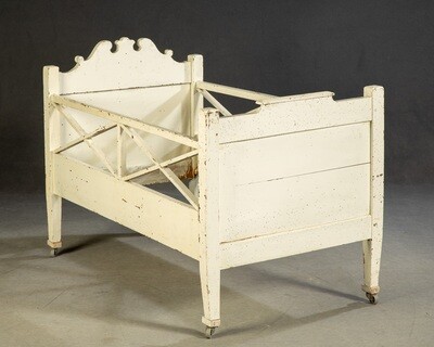 Weiß gefasstes Kinderbett aus dem 19. Jahrhundert