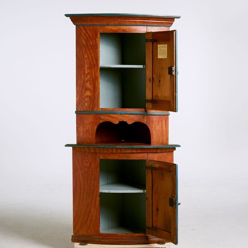 Schwedischer Eckschrank mit Restaurierungsnotizen