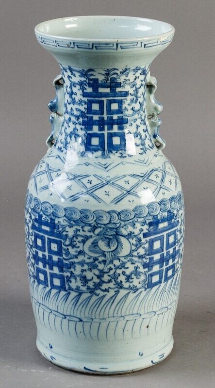 Chinesische Vase mit Glückssymbolen