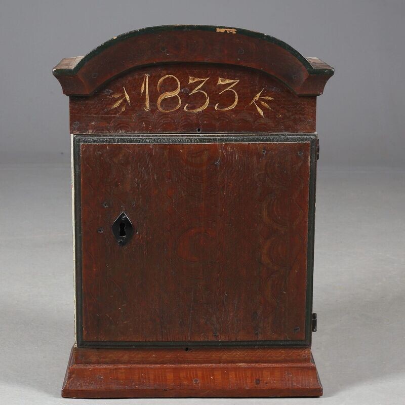 Kleiner schwedischer Wandkasten von 1833