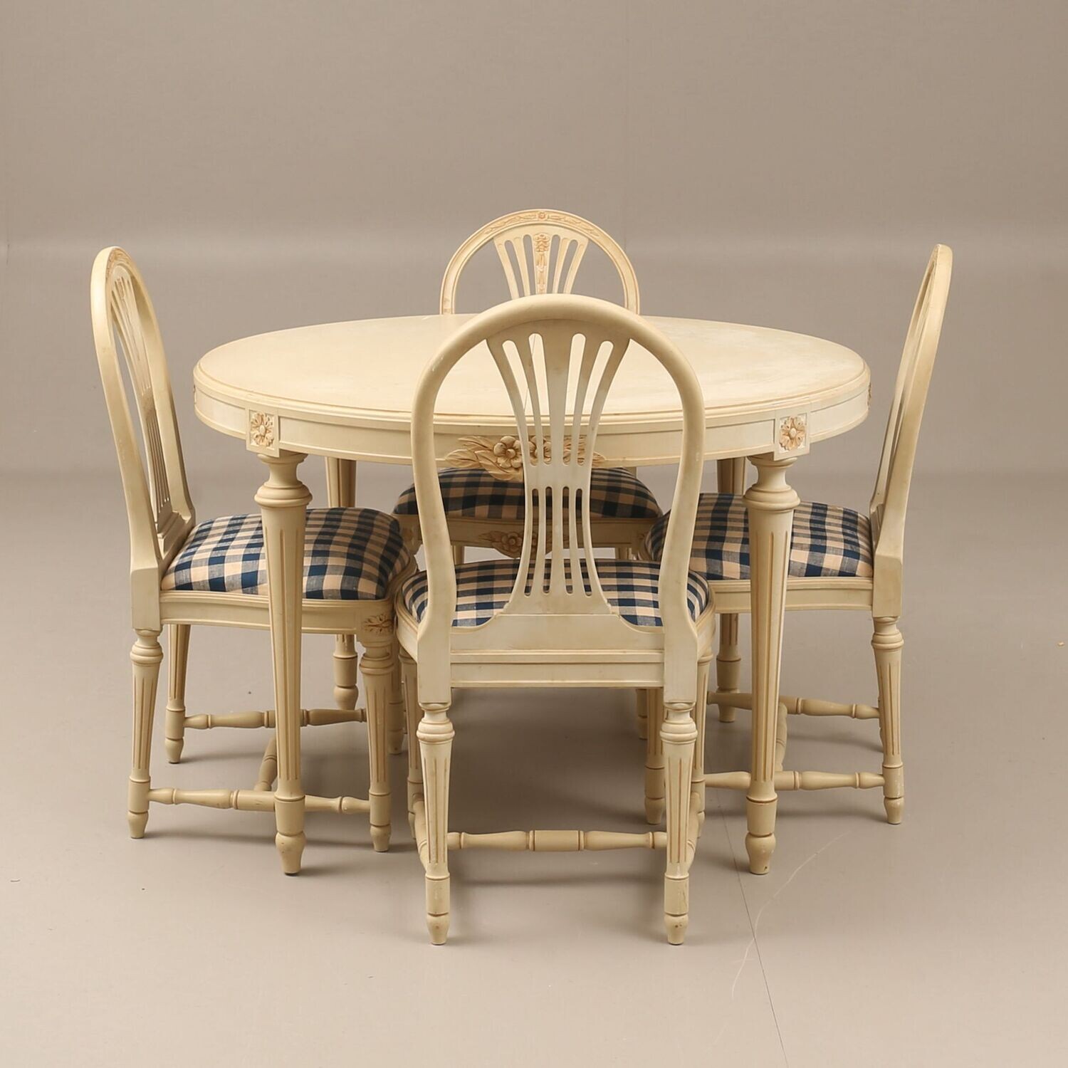 Garnitur bestehend aus Tisch und vier Stühlen