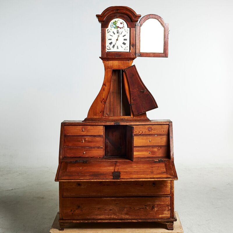 Klappsekretär mit eingebauter Uhr aus uralter Zeit