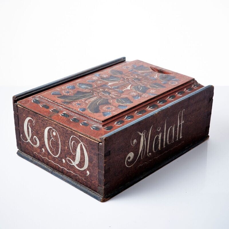Schwedenkasten mit Monogramm und Jahreszahl