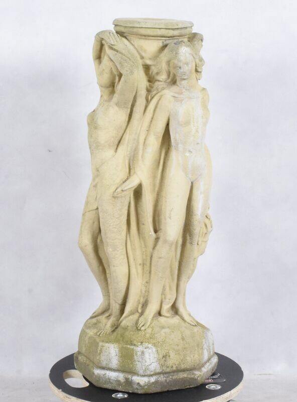 Gartenstatue in Form von drei Frauenfiguren