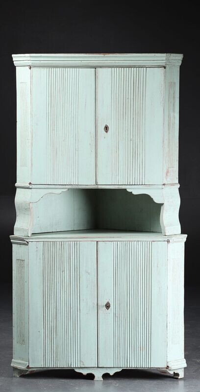 Gustavianischer Eckschrank aus dem 19. Jahrhundert