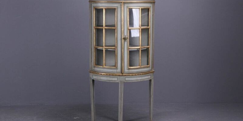 Showcase corner cabinet