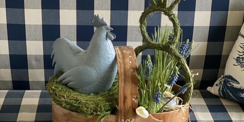 Osterdekoration in altem Schwedenkorb