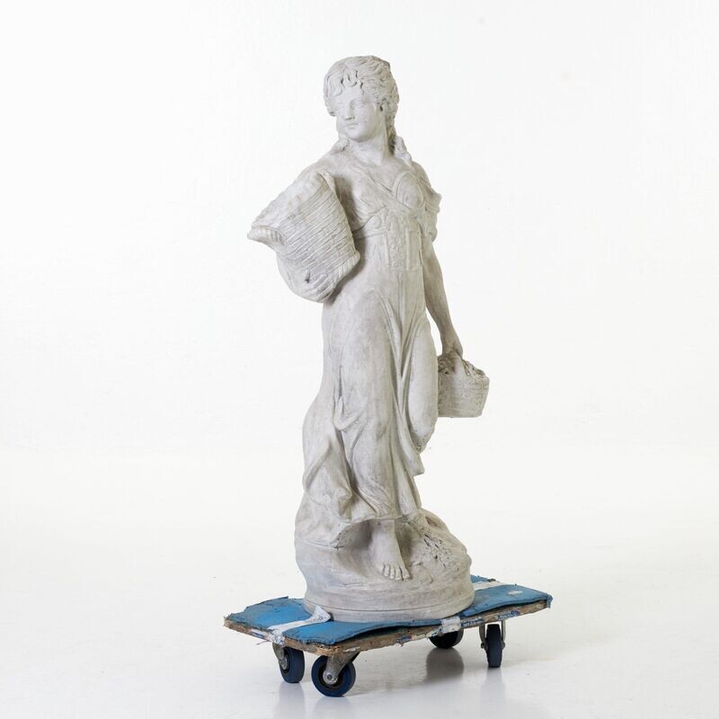 Gartenskulptur "Frau mit Körben" auf Sockel