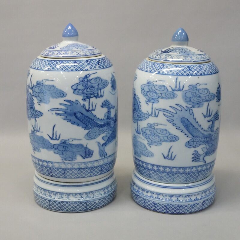 Chinesische Blaumalereien in Form von Deckelvasen
