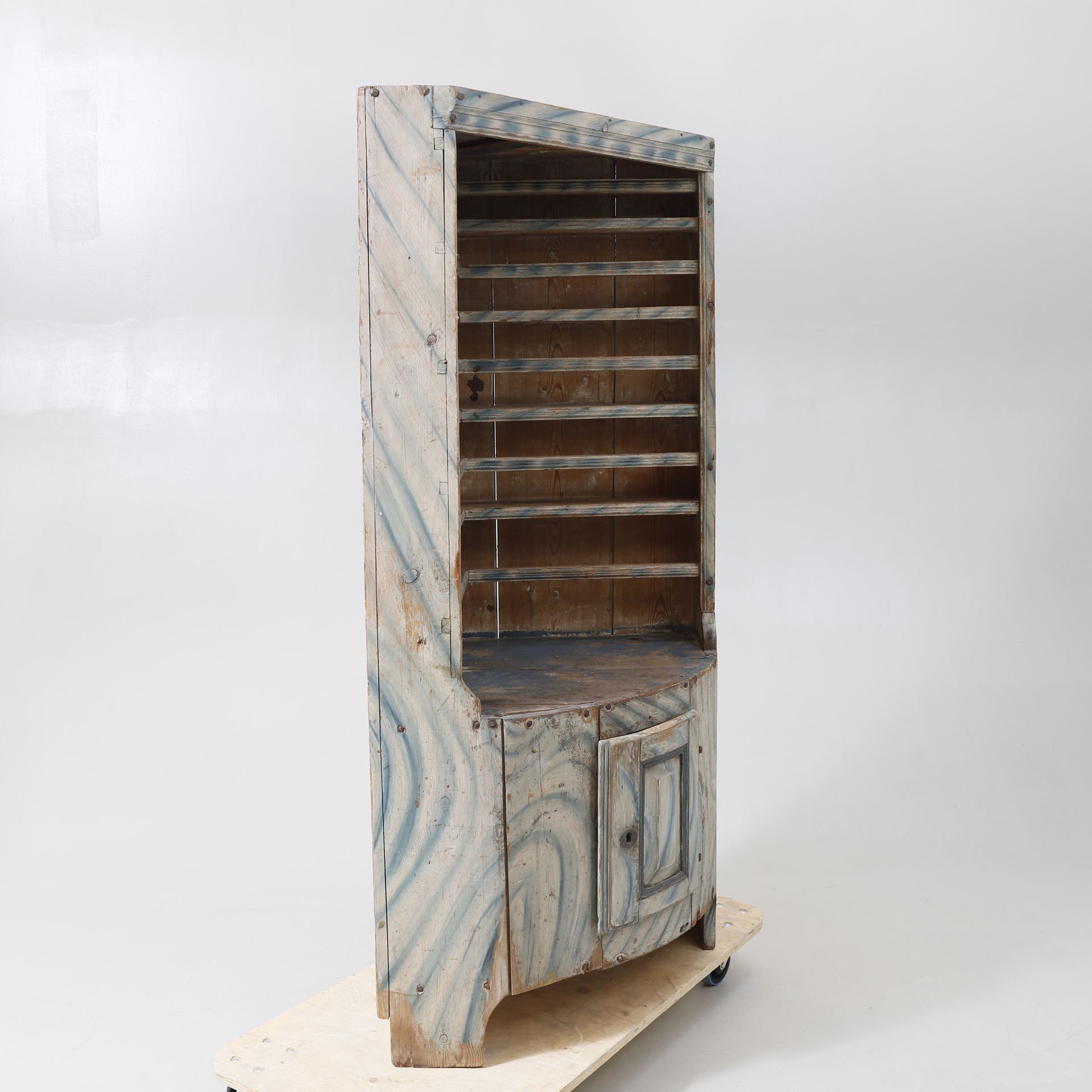Gewölbter Eckschrank im Original um 1800