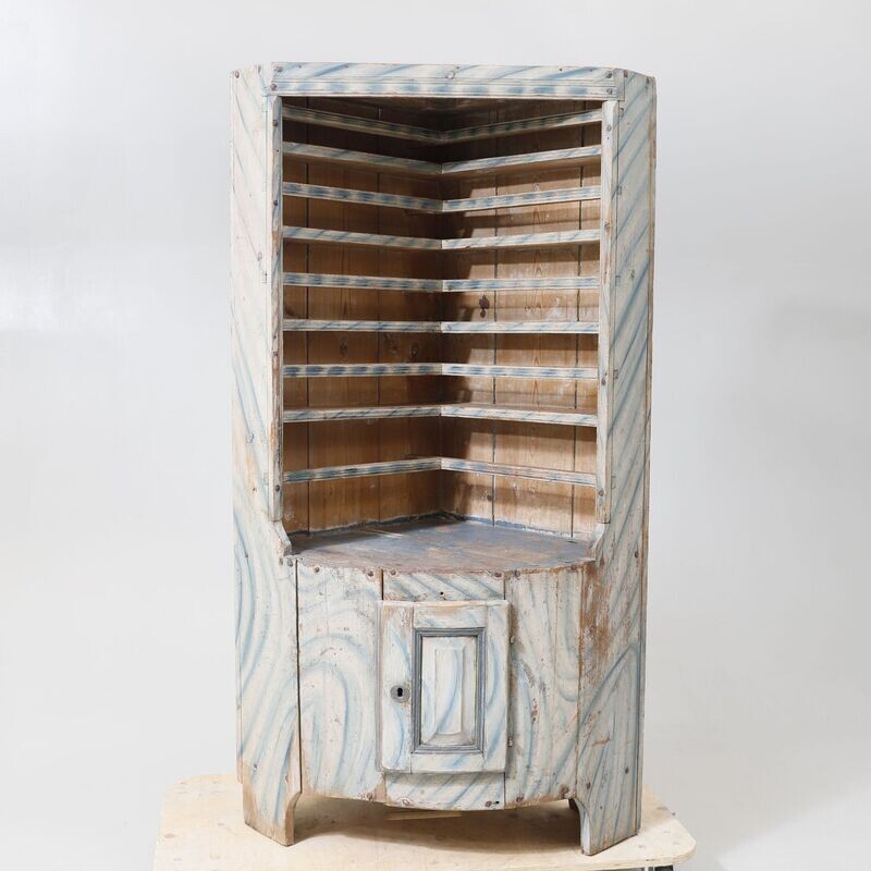 Gewölbter Eckschrank im Original um 1800