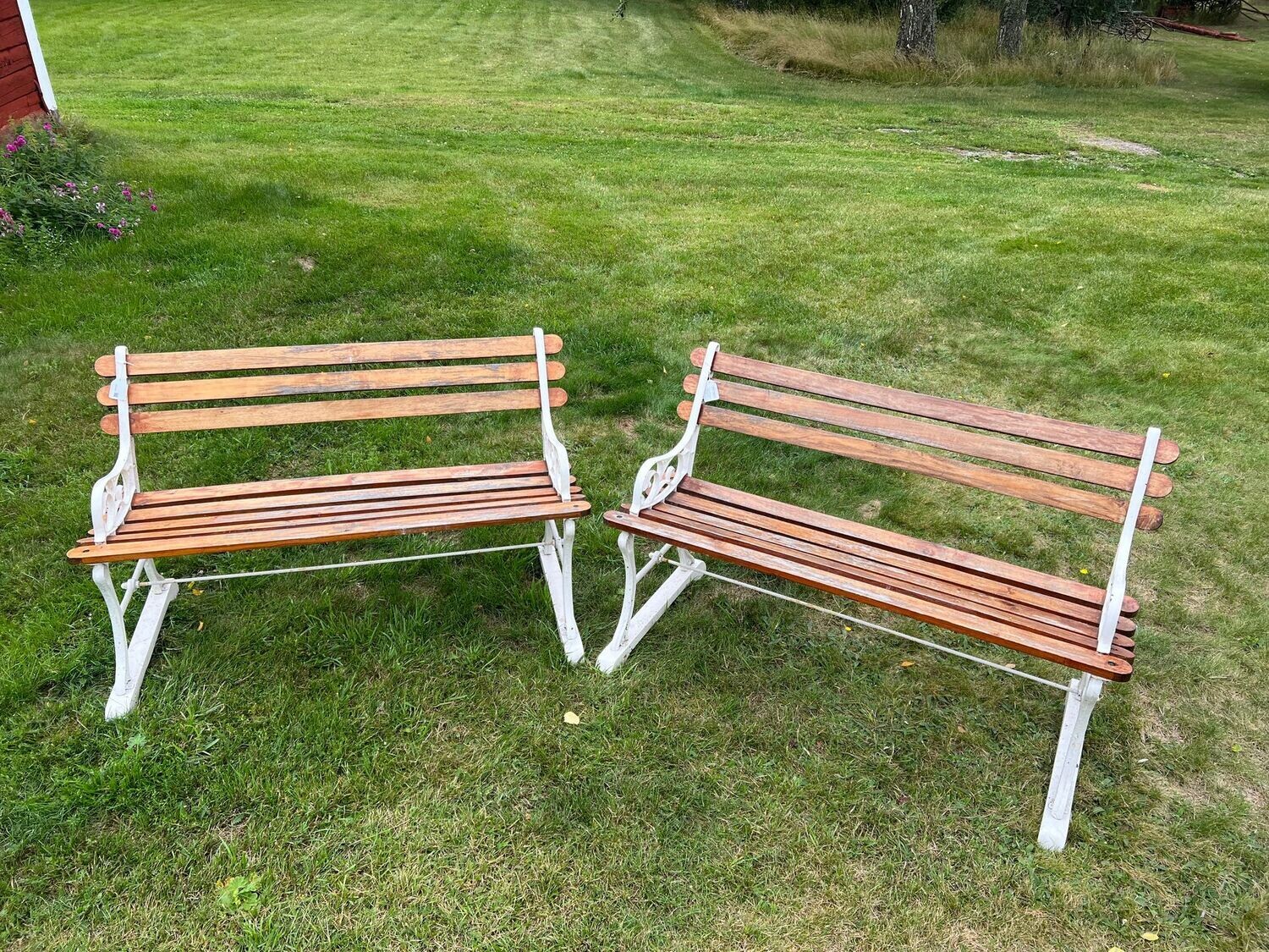Zwei alte schwedische Parkbänke