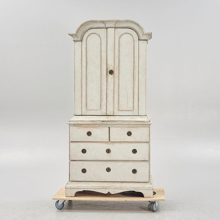 Gustavianischer Schrank aus dem 18. Jahrhundert