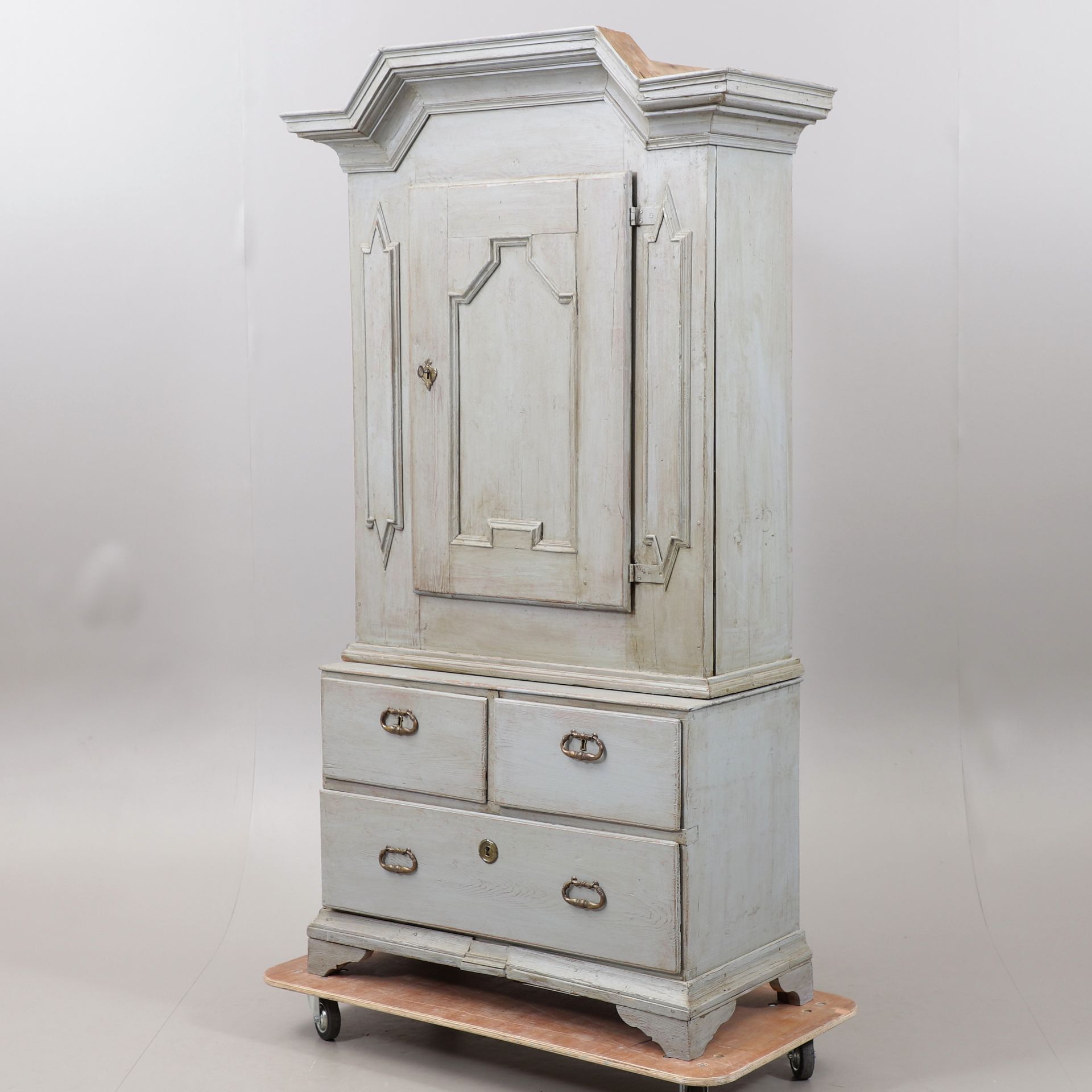 Gustavianischer Schrank in original Fassung