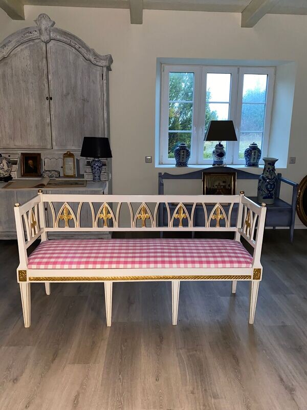 Schwedenbank mit Liliendekor