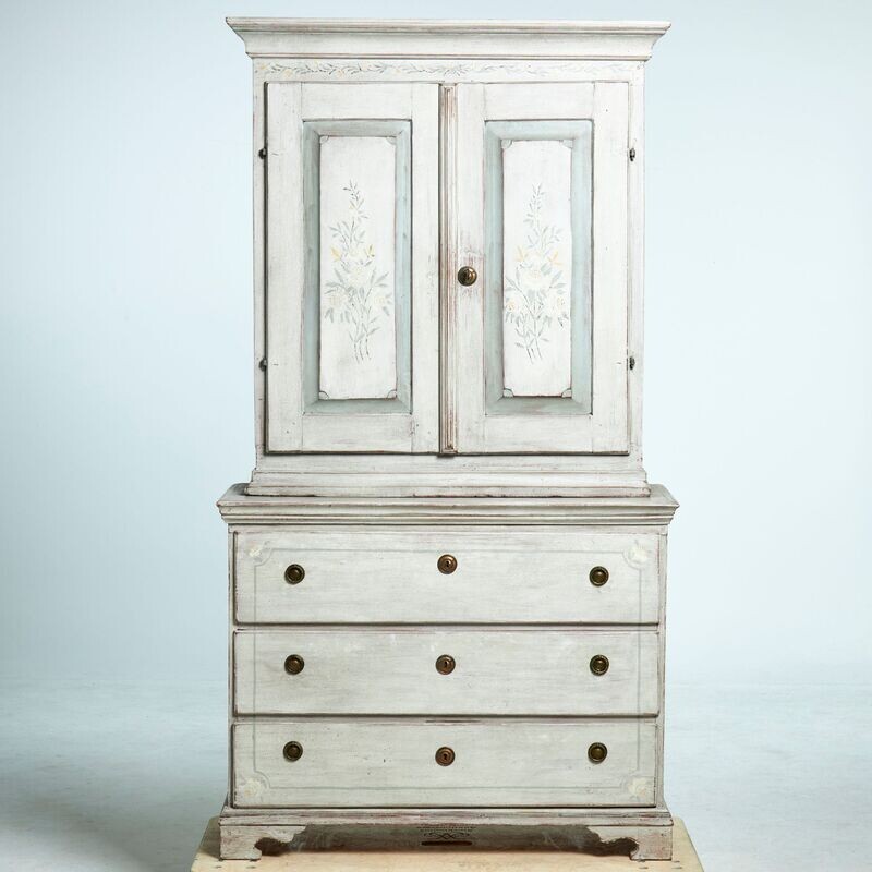 Gustavianischer Schrank mit original Bemalung um 1820