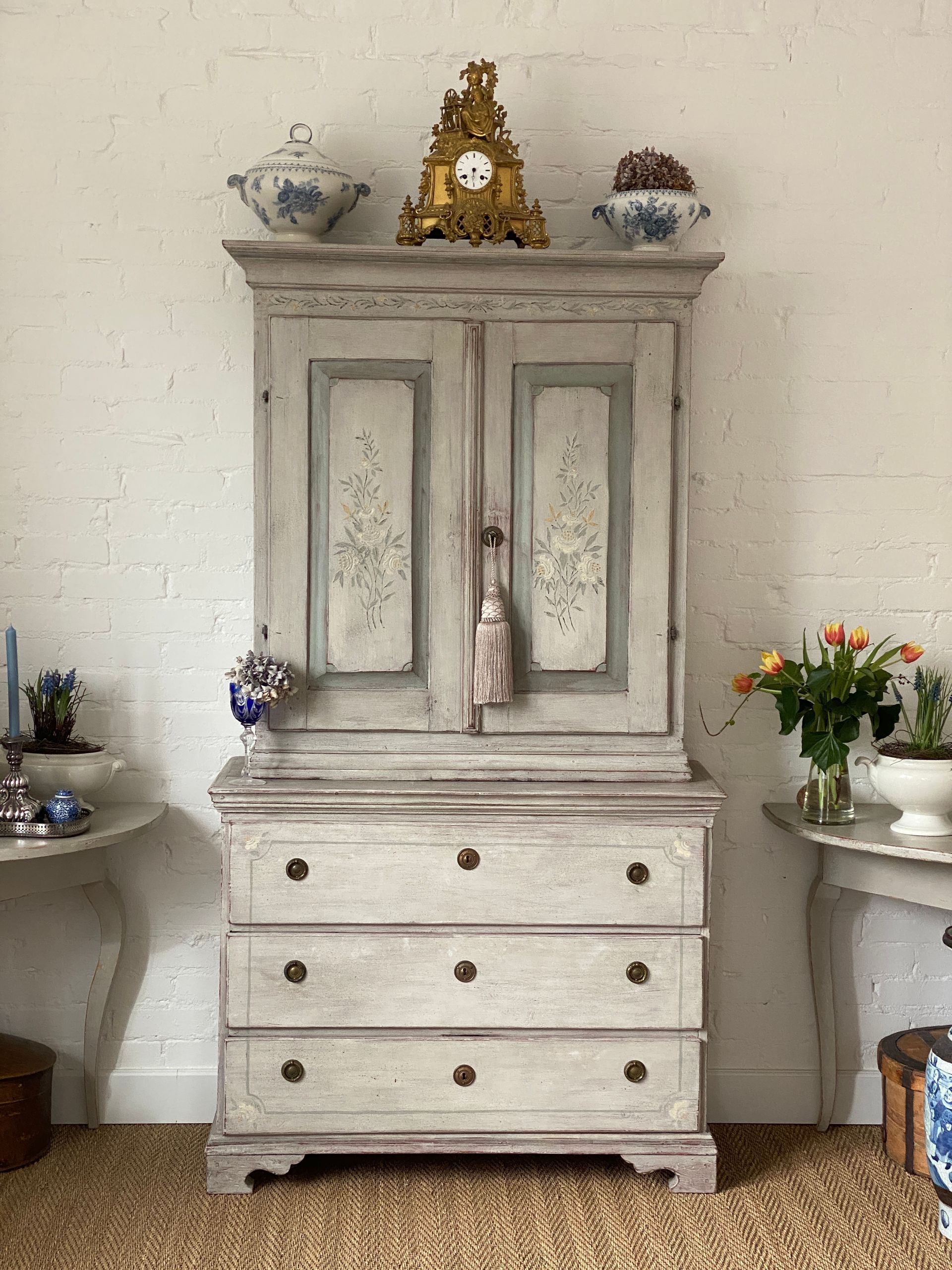 Gustavianischer Schrank mit original Bemalung um 1820