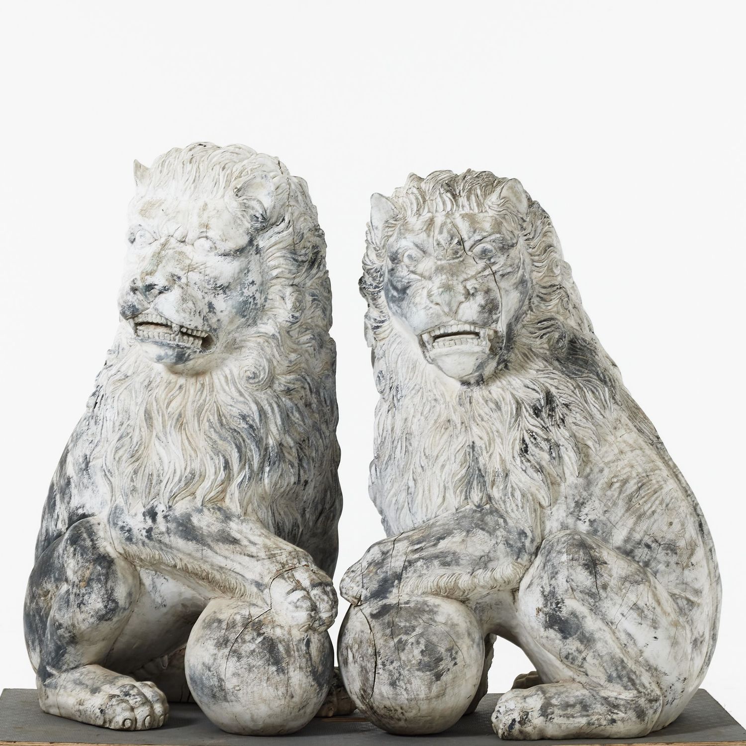 Paar Löwenstatuen in stolzer Größe