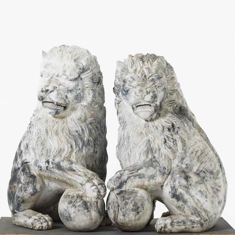Paar Löwenstatuen in stolzer Größe