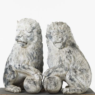 Paar Löwenstatuen in stolzer Größe