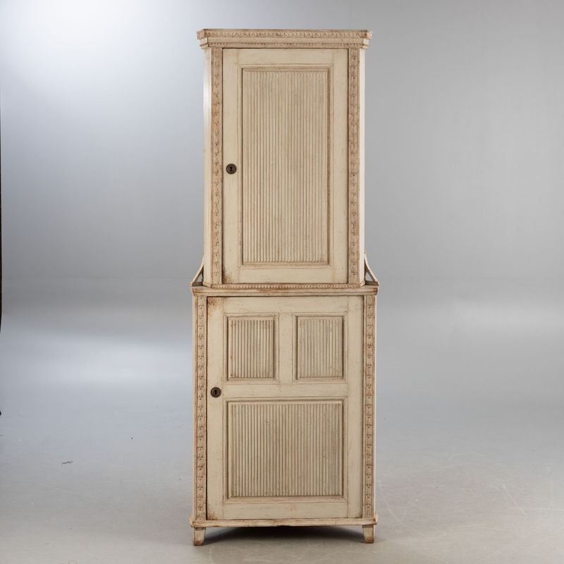 Gustavianischer Eckschrank von 1860