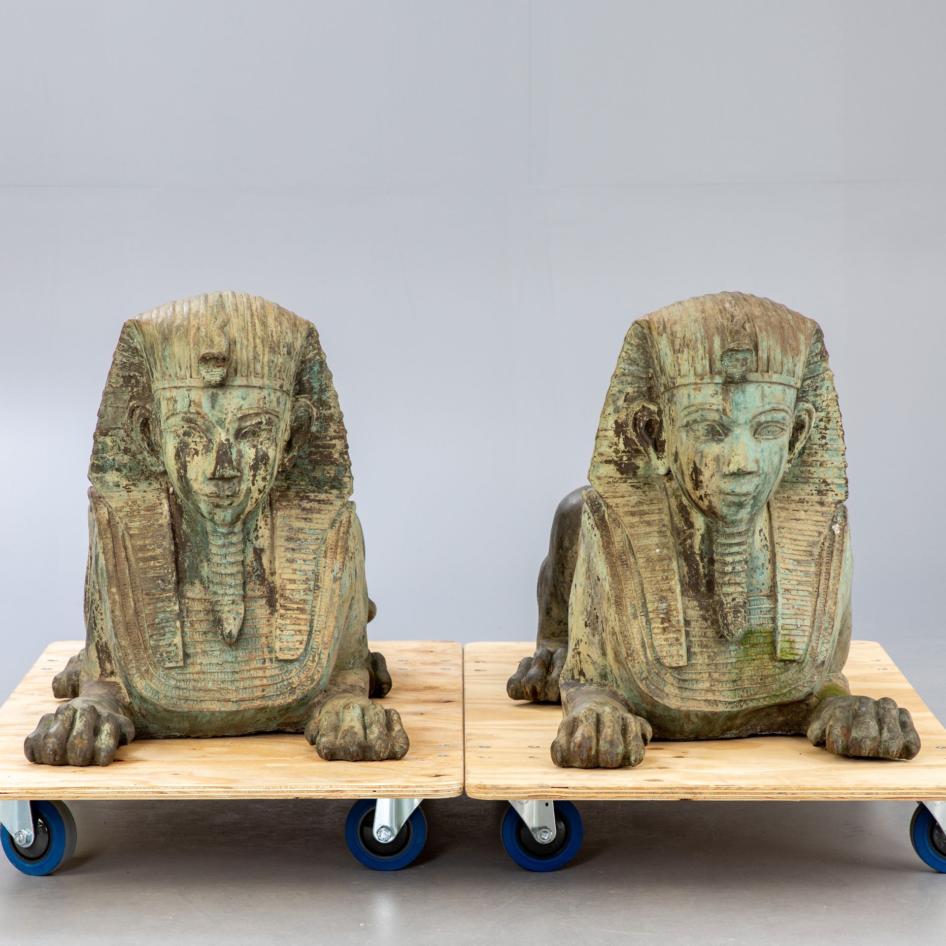 Paar große Sphinx-Figuren