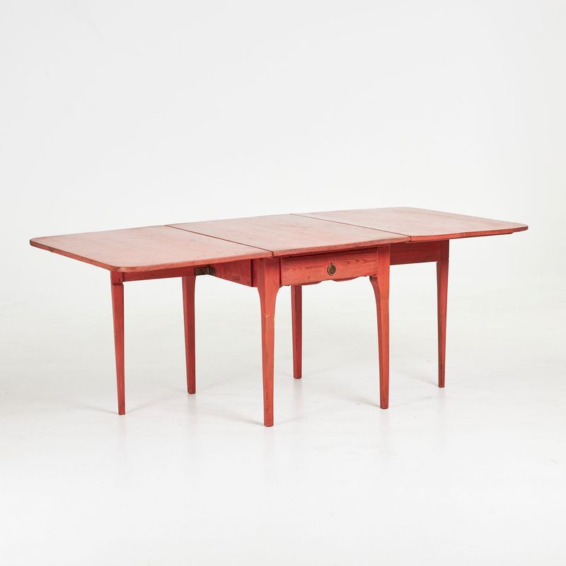 Korallenroter Klapptisch um 1800