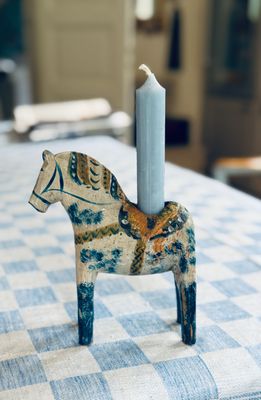 Dala-Pferd als Kerzenhalter
