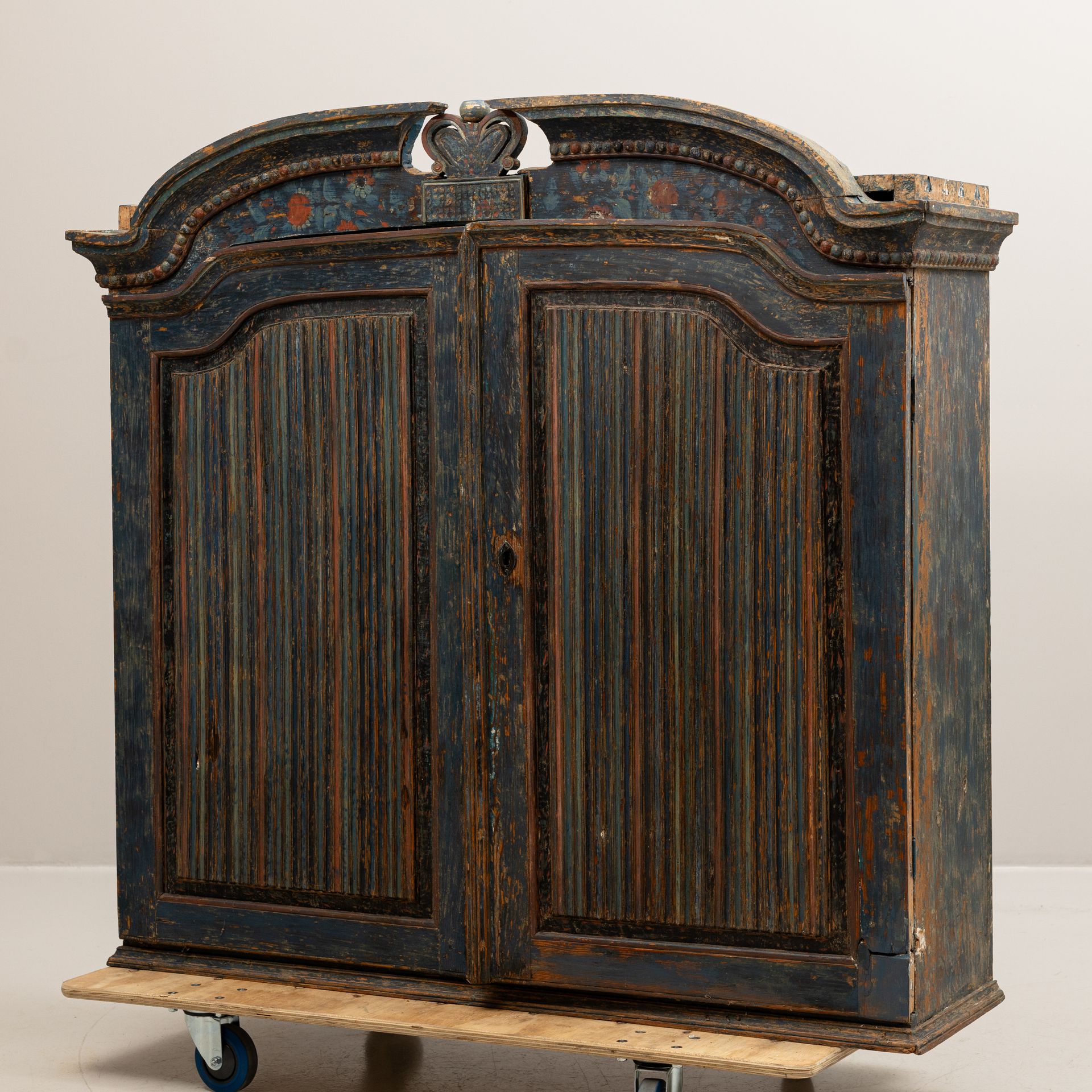 Kronen-Schrank um 1820