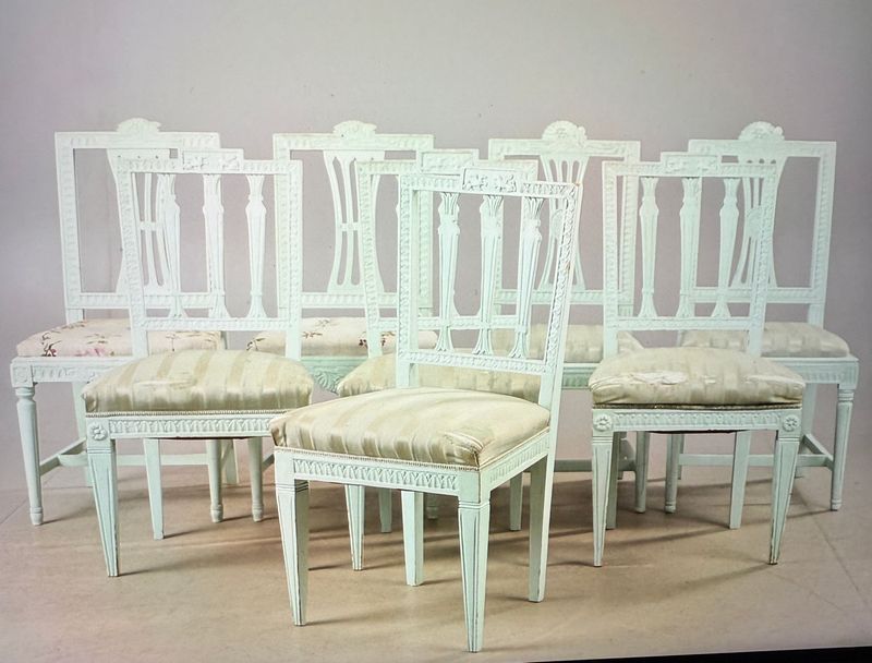 Satz von 8 gustavianischen Stühlen - jeder ein Unikat Satz von 8 gustavianischen Stühlen - jeder ein Unikat