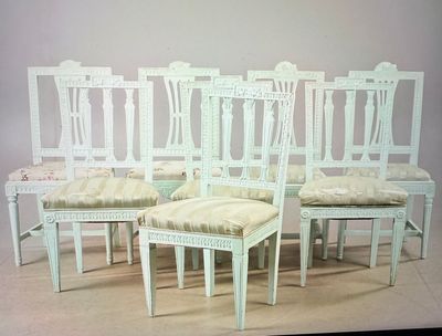 Satz von 8 gustavianischen Stühlen - jeder ein Unikat