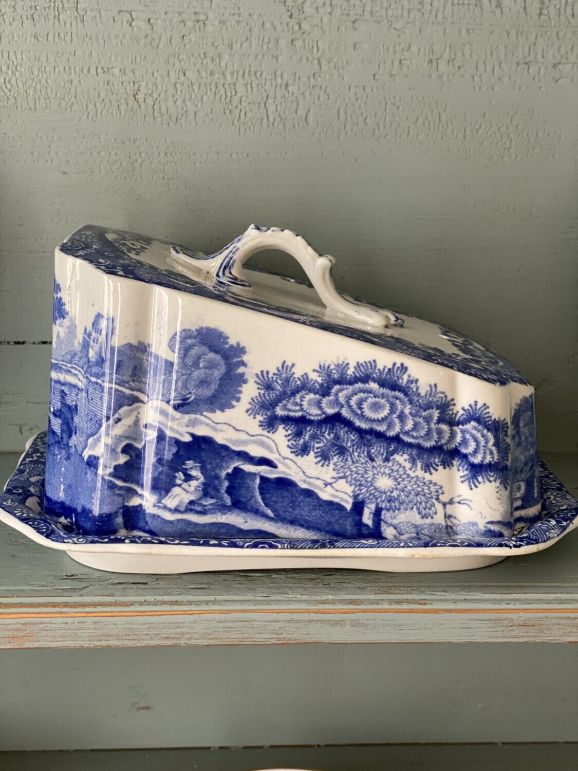 Butter- oder Käse Glocke aus alter Zeit in blau/weiß Butter- oder Käse Glocke aus alter Zeit in blau/weiß