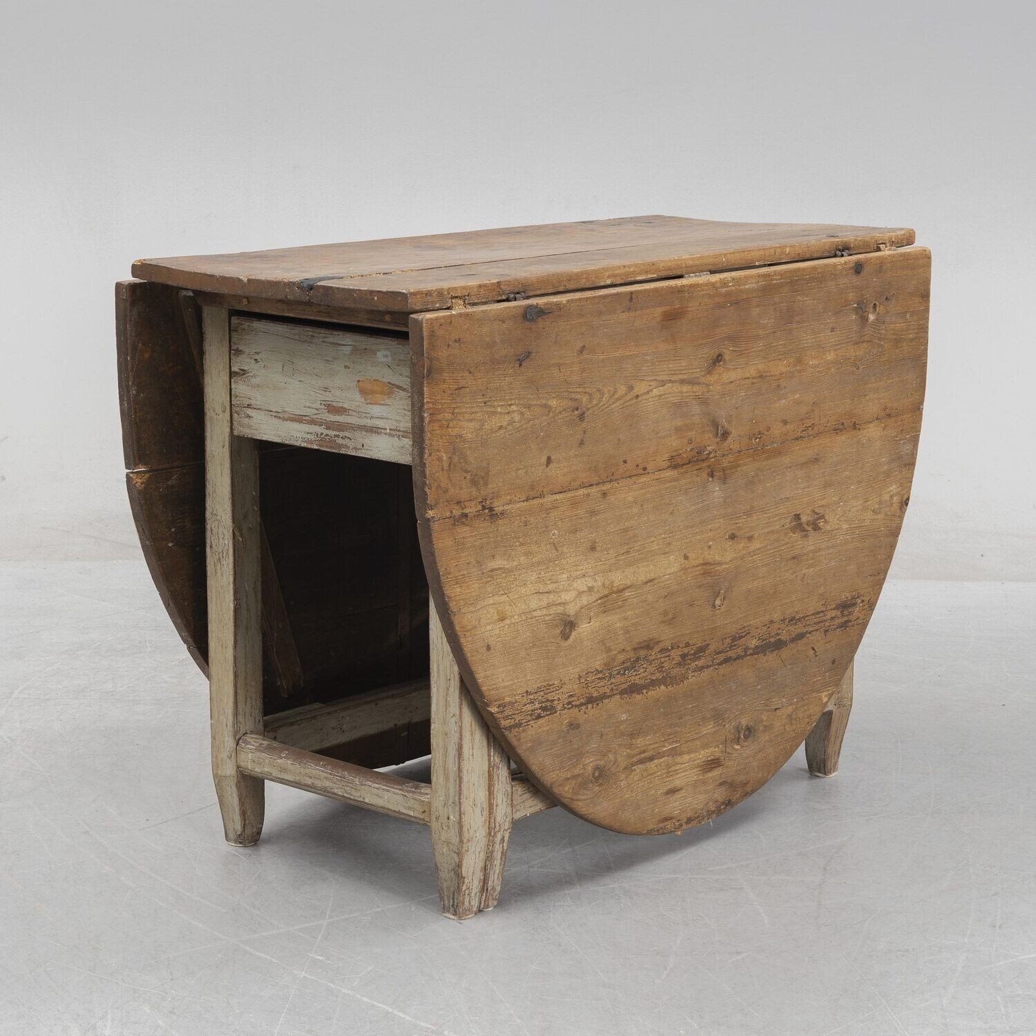 Swedish folding table of a special kind around 1780