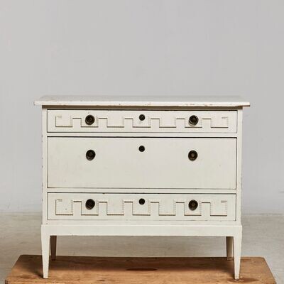 Kommode um 1910 mit Meanderbordüre Kommode um 1910 mit Meanderbordüre