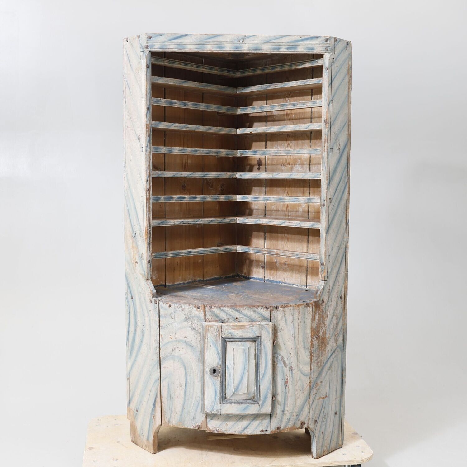 Gewölbter Eckschrank im Original um 1800