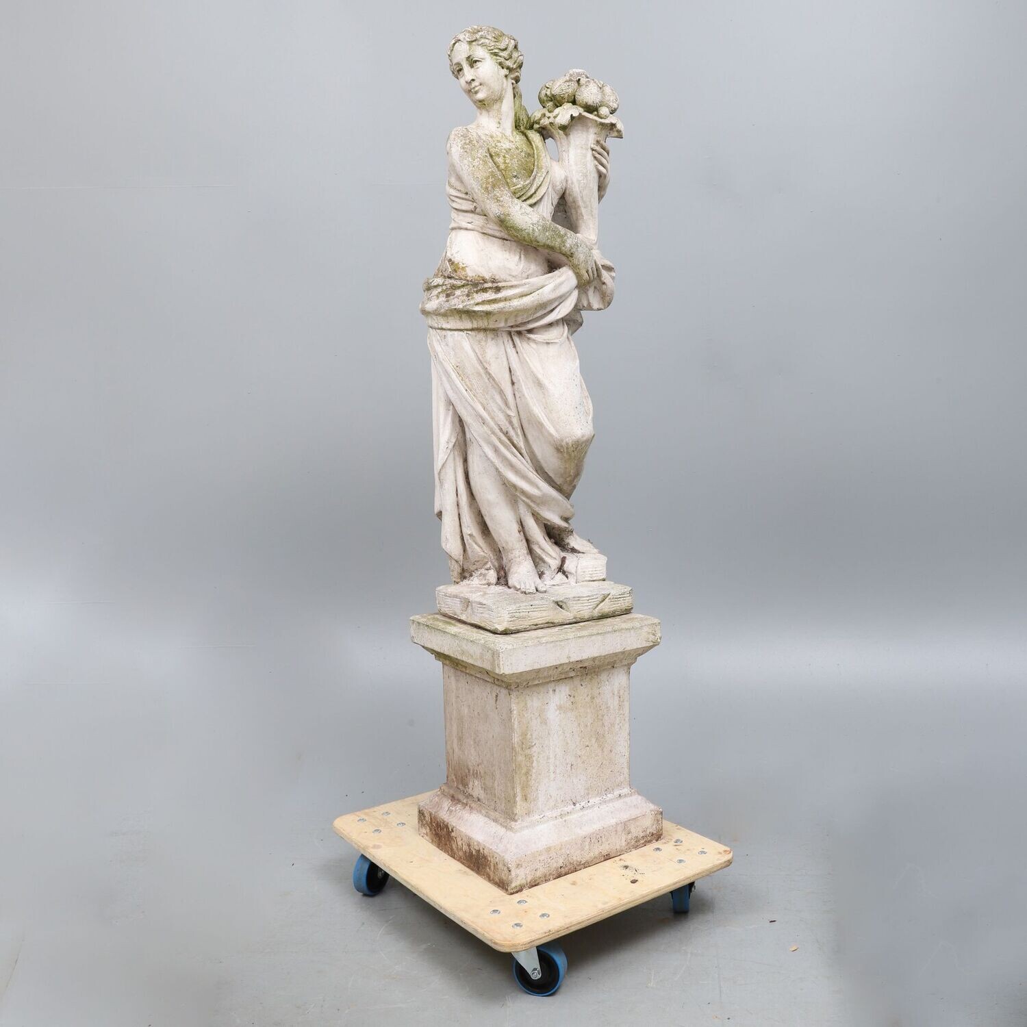 Gartenstatue - Fortuna mit dem Füllhorn Gartenstatue - Fortuna mit dem Füllhorn
