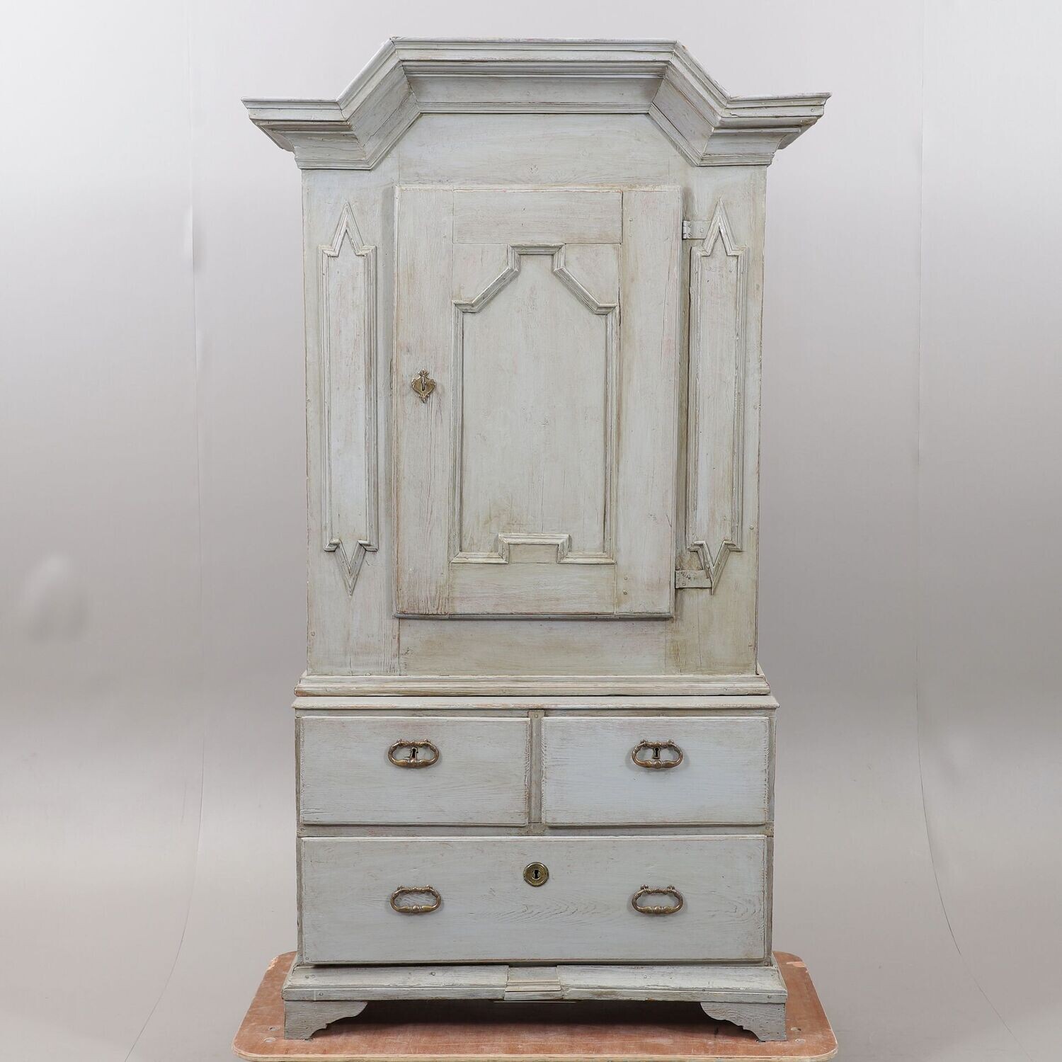 Gustavianischer Schrank in original Fassung Gustavianischer Schrank in original Fassung
