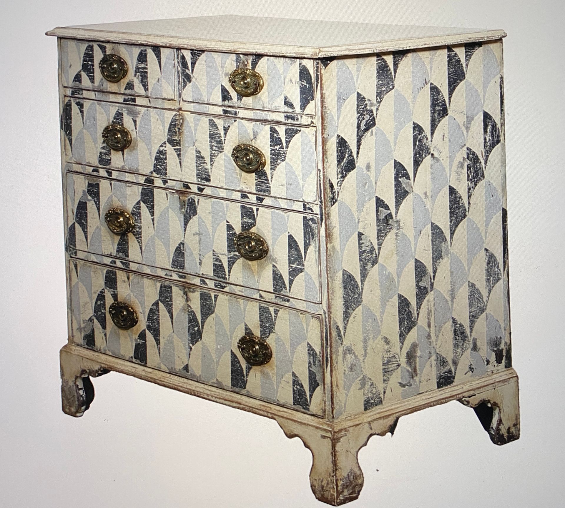 Kommode um 1860 mit geometrischen Malereien