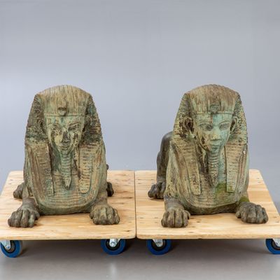 Paar große Sphinx-Figuren Paar große Sphinx-Figuren