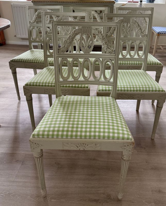 Gustavianische Stuhlsequenz um 1890 im neuen Kleid Gustavianische Stuhlsequenz um 1890 im neuen Kleid