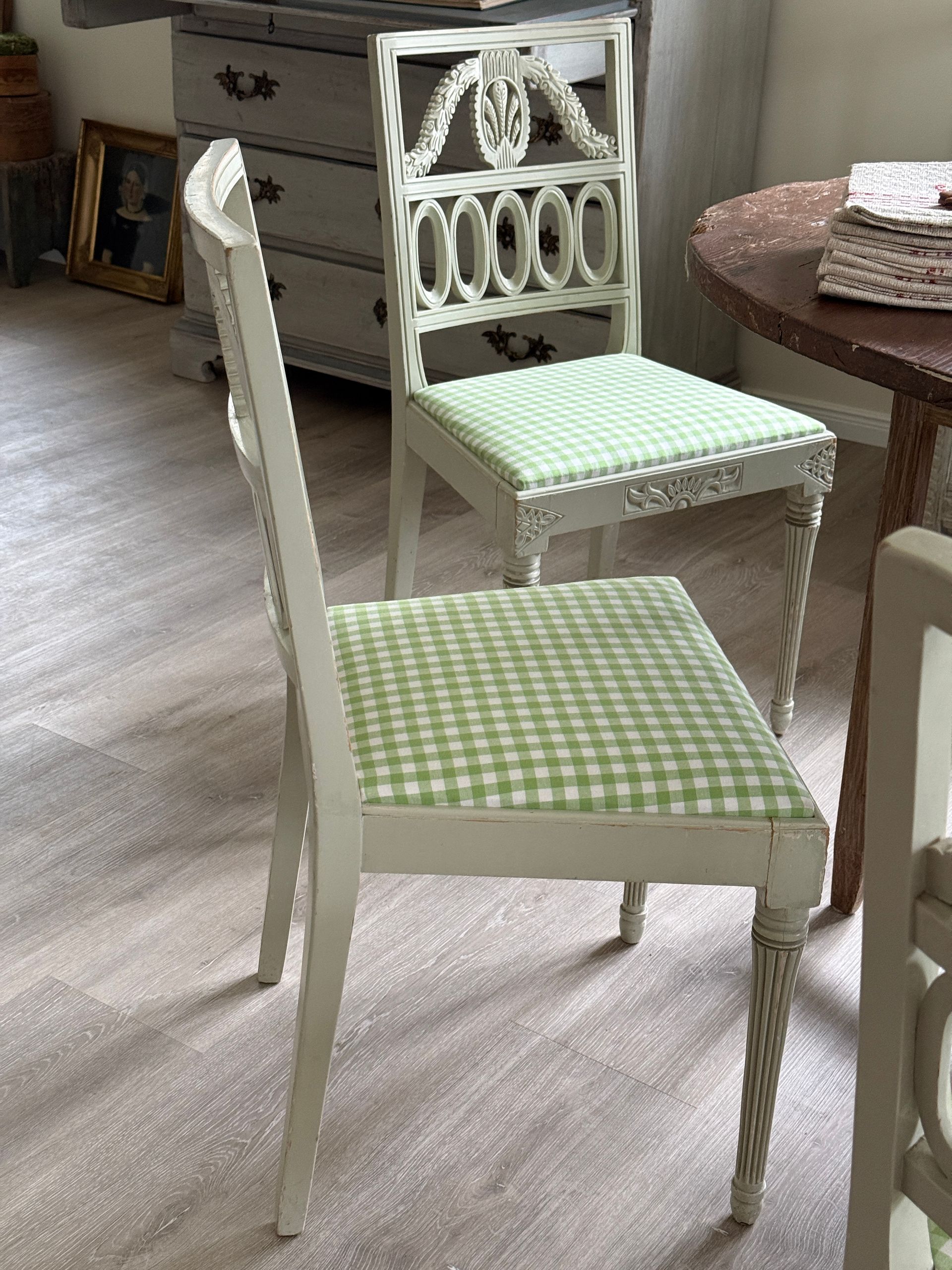 Gustavianische Stuhlsequenz um 1890 im neuen Kleid